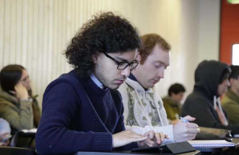 Hombre con lentes estudiando con su tablet.