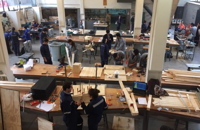 Estudiantes de arquitectura realizando una actividad en un taller.