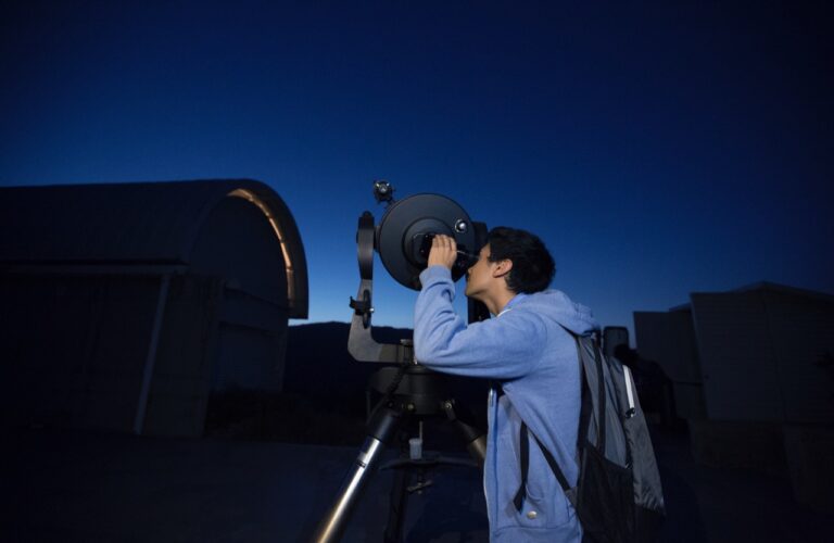 Hombre utilizando un telescopio.