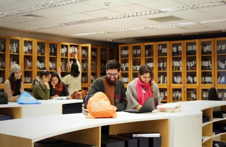 Estudiantes en una biblioteca.