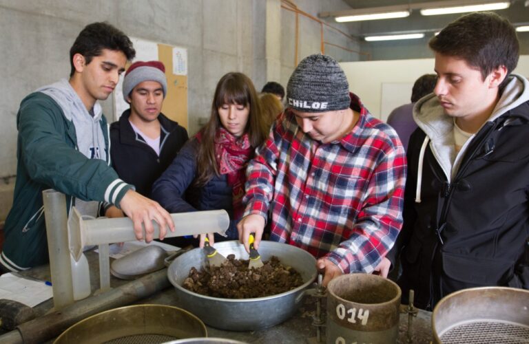 Grupo de estudiantes trabajando con una mezcla en un recipiente.