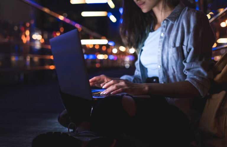 Mujer utilizando un computador.