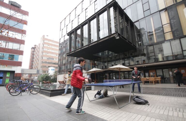Personas jugando ping pong