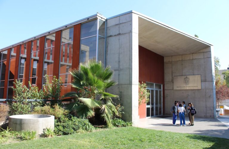 Escuela de Odontología UC.