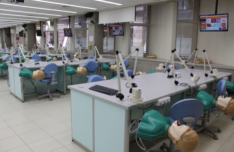 Sala de prácticas de odontología.
