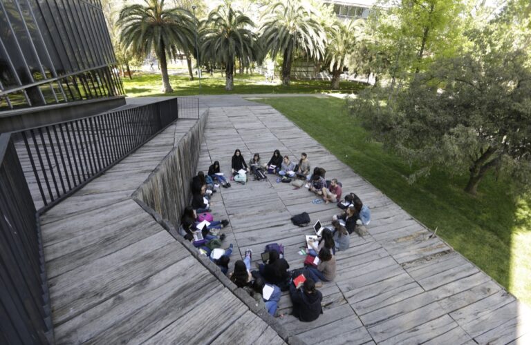 Grupo de estudiantes sentados en círculo.