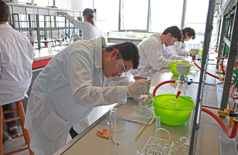 Personas trabajando en un laboratorio.