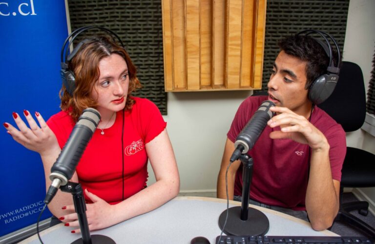 Dos personas conversando en una radio.