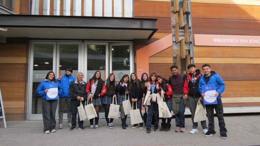 Escolares en actividad de Bachillerato Inicia UC.